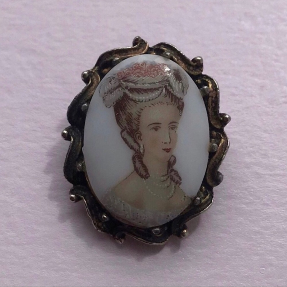 Vintage Portrait Cameo Brooch